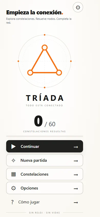 Captura auténtica de la pantalla de inicio de Tríada, con su triángulo naranja y opciones de juego.